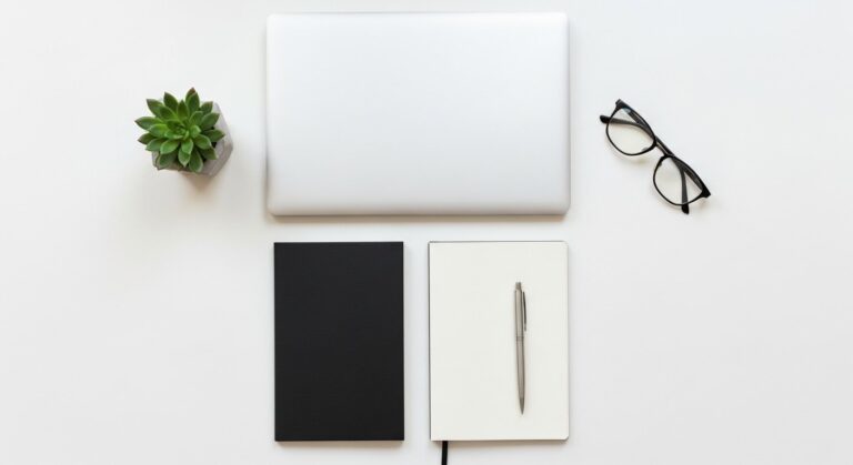 Featured illustration comparing Microsoft OneNote and Google Keep note-taking apps for tech and digital productivity